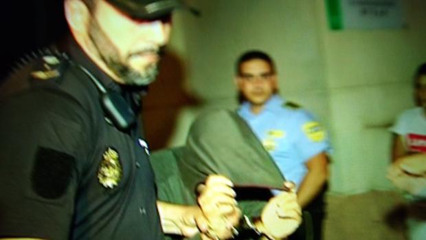 Salida de uno de los acusados del juzgado de Estepona