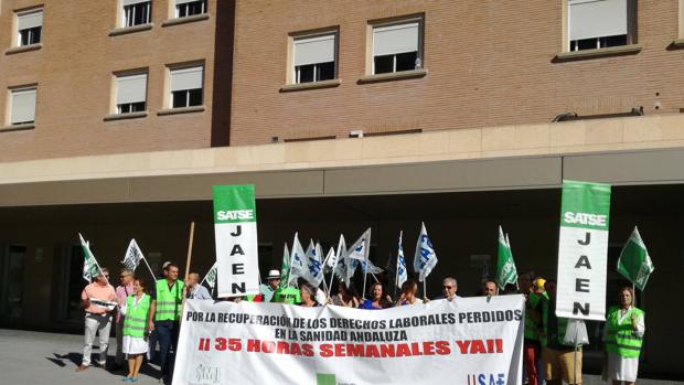 Protesta sindical del Sindicato de Enfermería ante el hospital Médico-Quirúrgico de Jaén