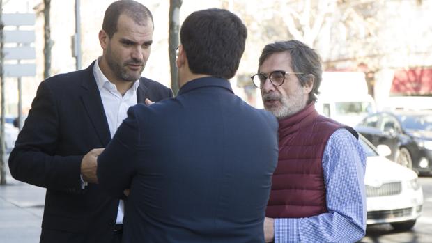 Carlos González (derecha), junto a su abogado, hablan con Jesús León
