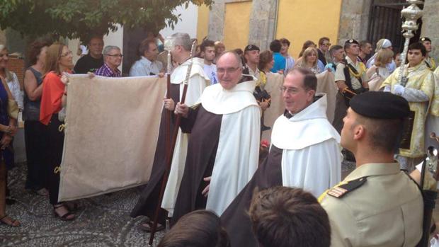 Jose Manosalvas, en el centro de la imagen , durante la procesión de la Virgen del Carmen