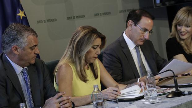 La presidenta de la Junta flanqueada por el consejero de Empleo y el presidente de la CEA