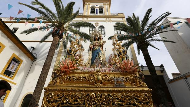 María Auxiliadora, ante la puerta del santuario que lleva su nombre en Córdoba