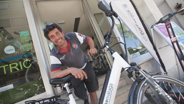 Pablo Barrios, en su empresa de alquiler de bicicletas con motor