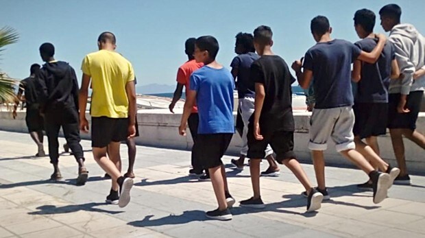 Un grupo de menores inmigrantes pasea por La LÃƒÂ­nea de la ConcepciÃƒÂ³n, en CÃƒÂ¡diz.