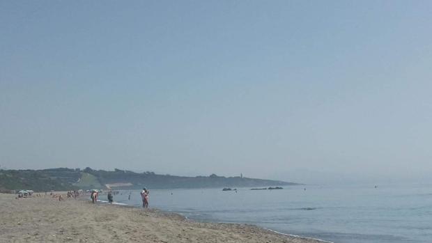 Imagen de este lunes en una playa de La Línea, donde poco bañistas se atreven a adentrarse en el agua