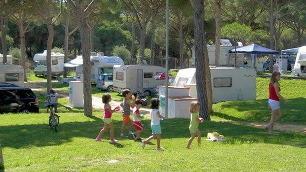 Usuarios disfrutando de uno de los múltiples campings que salpican el litoral andaluz