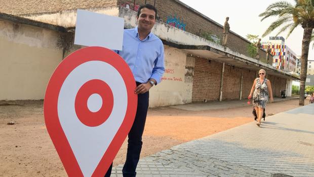 Bellido, con el logo de la campaña del PP «Incumplimiento localizado», esta mañana en el Pabellón de la Juventud