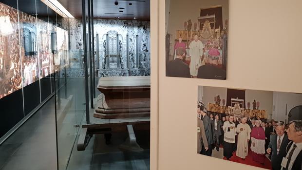 Fotografías de San Juan Pablo II expuestas en el Museo - Tesoro de la Matriz