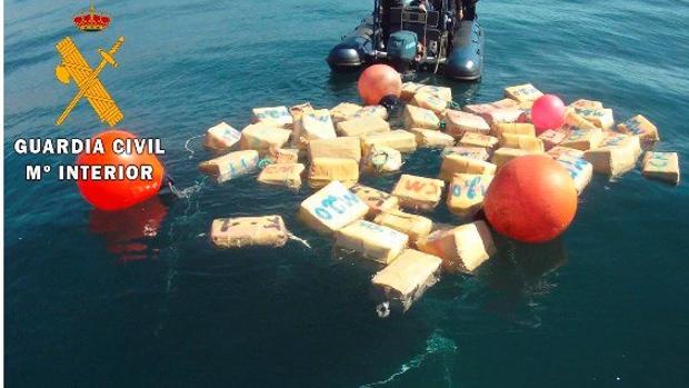 Buzos expertos eran los encargados de manejar los alijos de hachís una vez fondeados en el agua