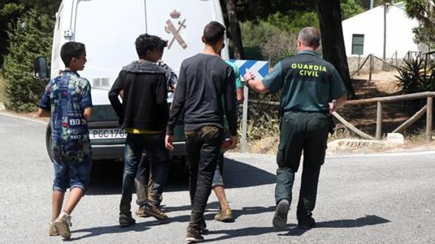 Menores inmigrantes acompañados por la Guardia Civil