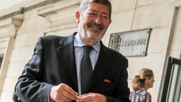 El ex director general de Trabajo Francisco Javier Guerrero, el jueves a las puertas del juzgado