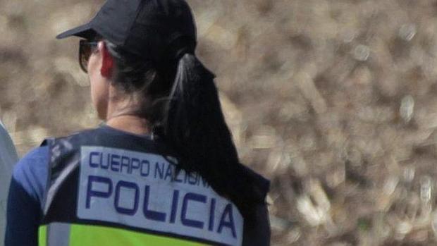 Una agente de la Policía Nacional