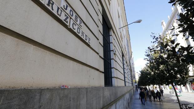 La actual calle Cruz Conde con su cartel en el edificio de Correos