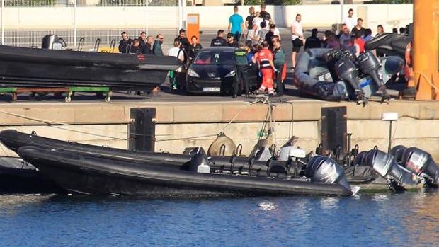 En la imagen, la embarcación del accidente junto a narcolanchas en el puerto de Algeciras.