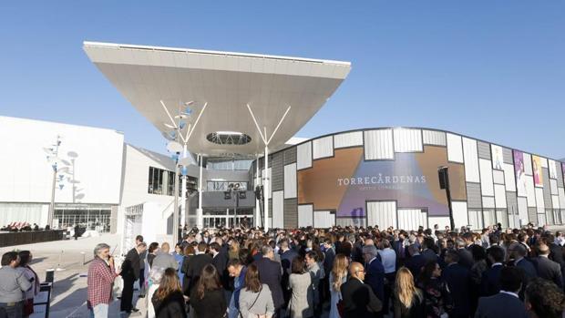 Más de 600 personas asistieron al acto de inauguración de la nueva superficie comercial.