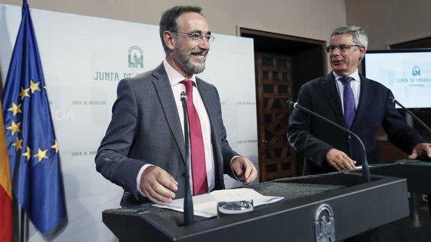 El consejero de Fomento de la Junta de Andalucía, Felipe López (i), y el portavoz del Ejecutivo, Juan Carlos Blanco, en la rueda de prensa tras el Consejo de Gobierno