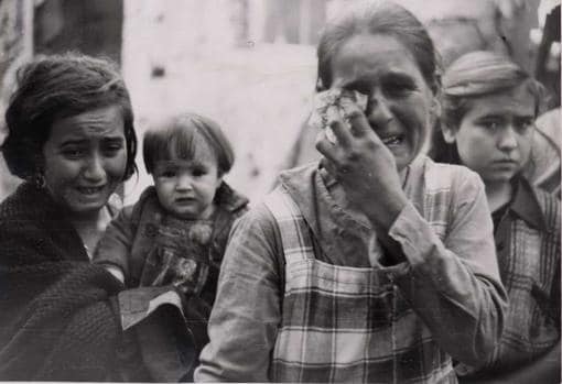 Niños y mujeres lloran tras el bombardeo de Cabra