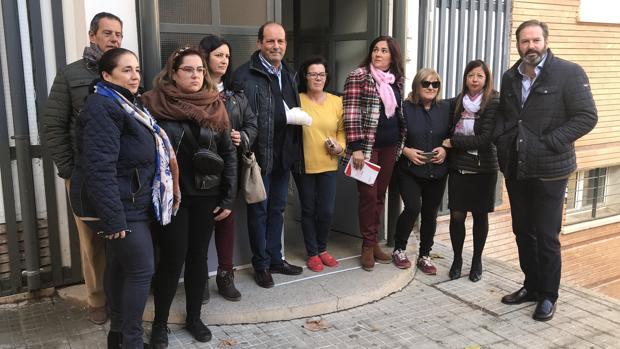Vecinos del bloque afectado junto a dirigentes populares