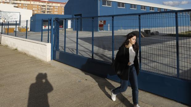Una joven pasa por delante de la nave en construcción