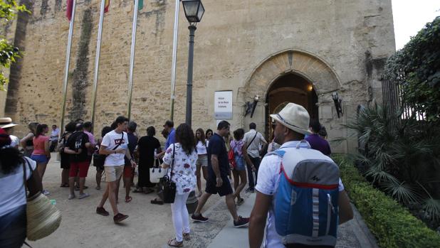 Turistas en el Alcázar de los Reyes Cristianos de Córdoba