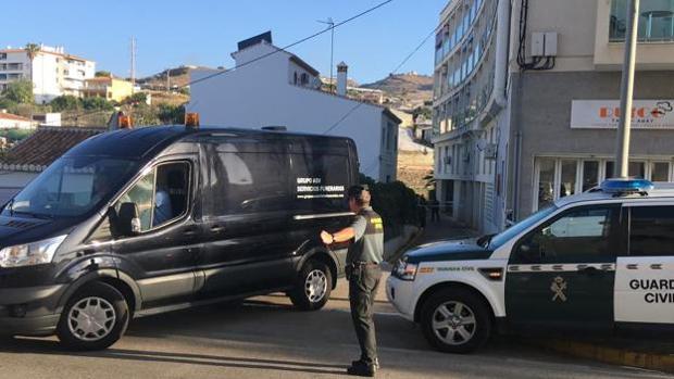 Traslado del cadáver de la última mujer asesinada por violencia machista en El Morche, Granada