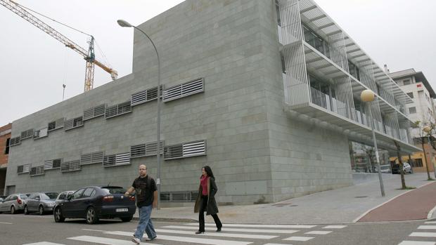 Dos personas delante del centro de salud de la avenida del Aeropuerto