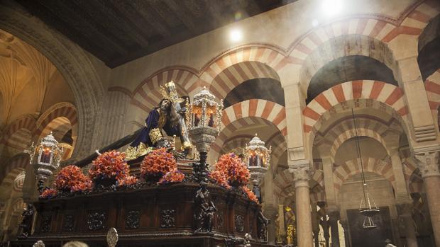La imagen de Nuestro Padre Jesús Caído en el interior de la Mezquita-Catedral