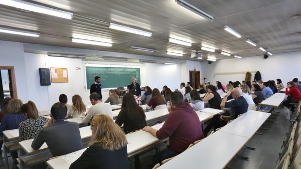 Opositores durante la realización de un examen