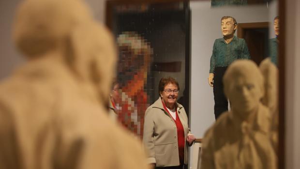 Helga de Alvear, entre algunas de las obras de la exposición abierta en Córdoba