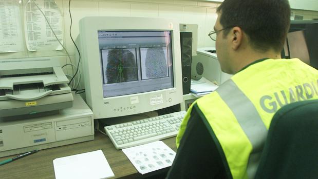 Un agente de la Guardia Civil trabajando en oficinas