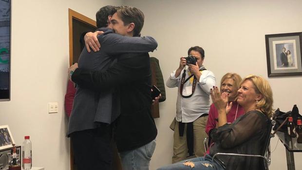 Moreno abraza a Sanmartín tras conocer los resultados el pasado domingo