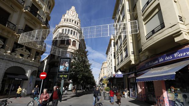 El alumbrado de la calle Cruz Conde, que según el PP parece «un somier»