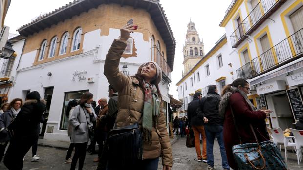 Una turista se hace un «selfie» con la torre de la Mezquita-Catedral de fondo