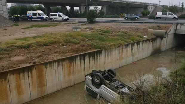 Agentes en las inmediaciones del Puente de Andalucía