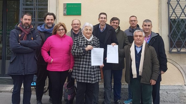 Miembros de la plataforma Jaén Merece Más tras registrar la petición de un encuentro con Juanma Moreno