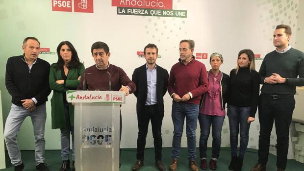 Francisco Reyes, en primer término, y Julio Millán, a su izquierda, tras la jornada electoral del 2 de diciembre