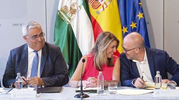 Susana DÃ­az charla con JosÃ© Luis Heredia (CSIF) en la firma del acuerdo con los sindicatos en 2018