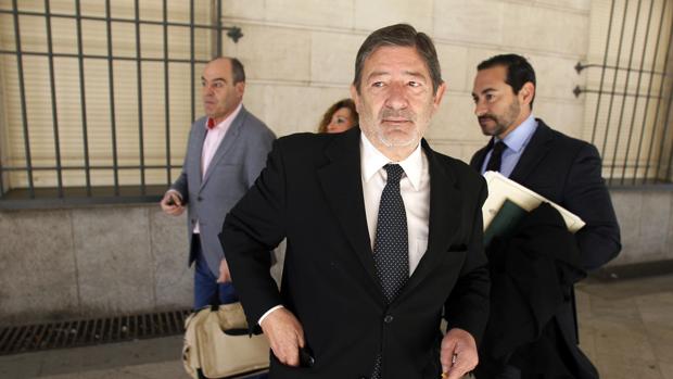 Francisco Javier Guerrero junto a su abogado a su llegada a la Audiencia de Sevilla