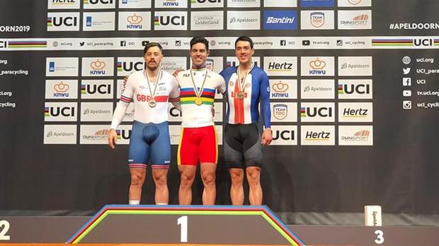 Alfonso Cabello con su quinto maillot arcoiris