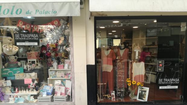 Tiendas de la calle Cruz Conde con los carteles