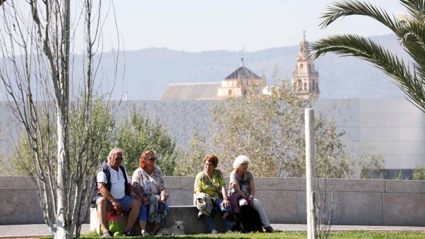 Turistas en manga corta esta misma semana en Córdoba