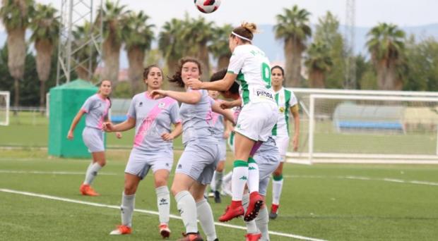 Unas jugadoras del Pozoalbense, ante el Córdoba
