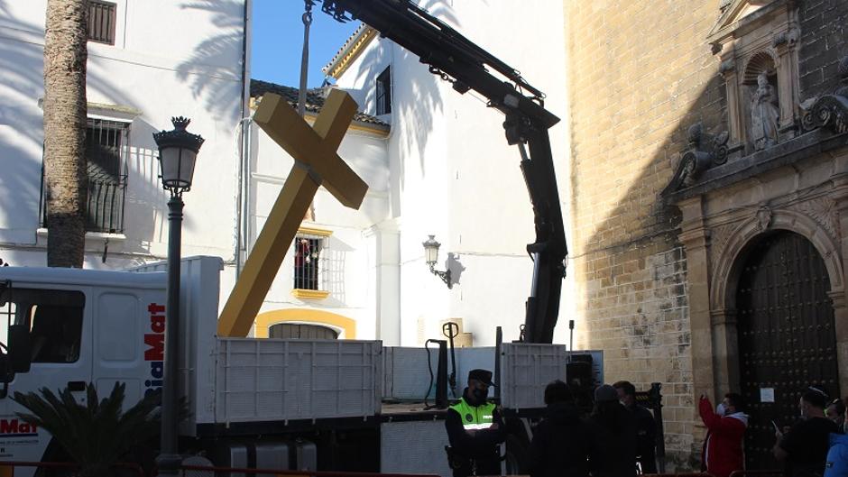 El Ayuntamiento de Aguilar de la Frontera (IU) retira la Cruz de las  Descalzas pese a las protestas
