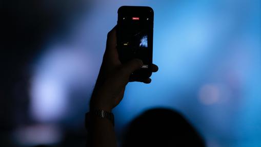 Un joven graba una actuación en el Interestelar