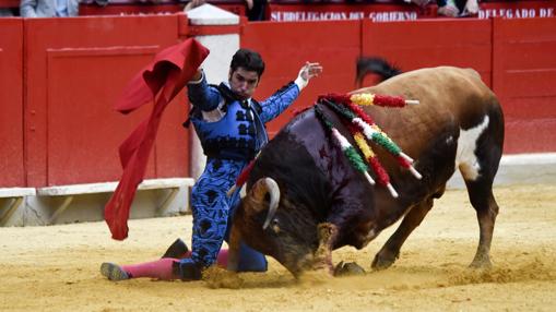 El diestro Cayetano Rivera con su segundo toro, al que cortó una oreja