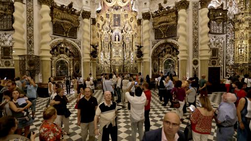 Visitantes en la iglesia de San Luis de los Franceses