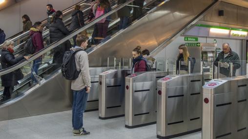 Metro de Sevilla se suma además a la celebración de la Noche en Blanco