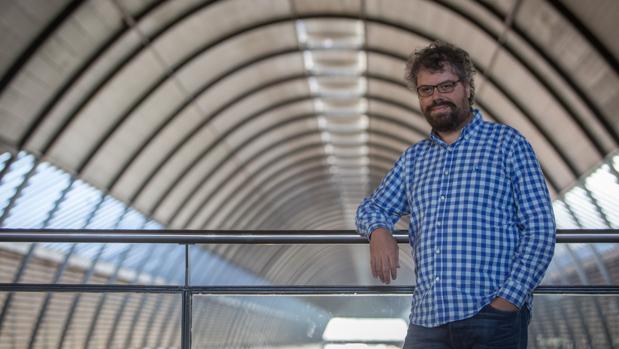 El escritor Sergio del Molino en la estación de Santa Justa