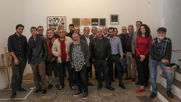 Rafael Ortiz, rodeado de Pérez Villalta, Patricio Cabrera, Ignacio Tovar, entre otros