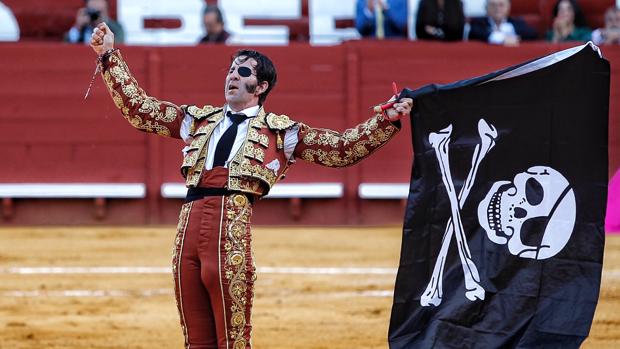 Juan José Padilla, bandera pirata en mano